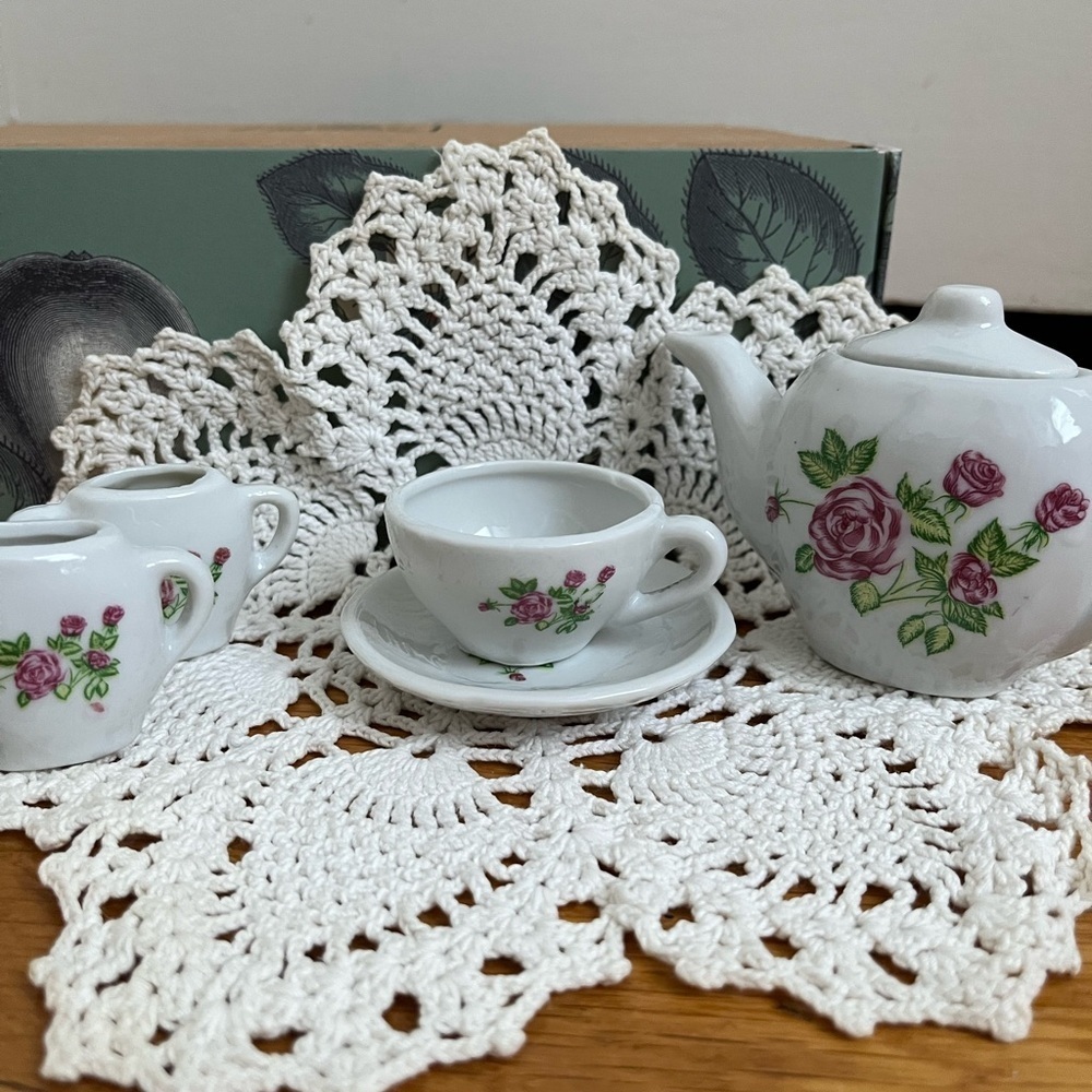 Vintage Child’s Miniature China Play Tea Set Floral Made in Taiwan 12 Piece - Picture 10 of 13
